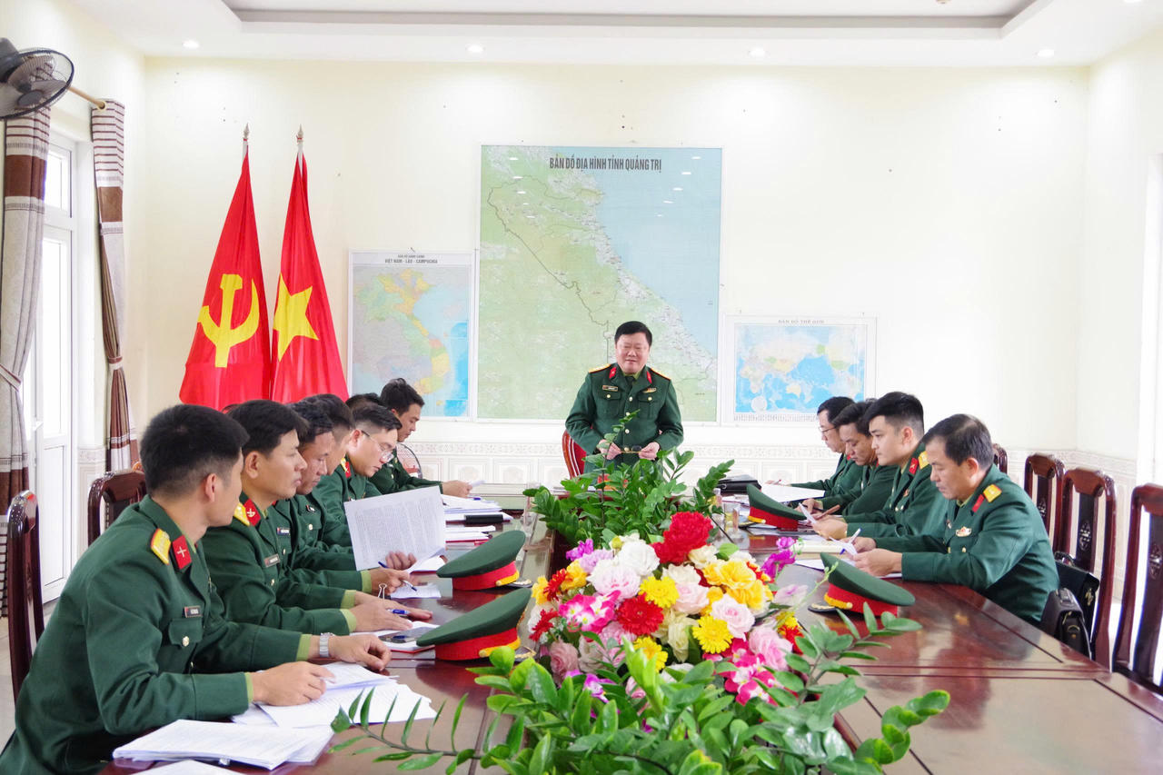 Đoàn công tác Bộ CHQS tỉnh Quảng Trị kiểm tra công tác chuẩn bị bầu cử tại Trung đoàn Bộ binh 842, xã Hải Lăng.