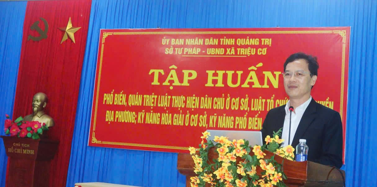 Ông Trương Quang Sáng, Phó Giám đốc Sở Tư pháp tỉnh Quảng Trị phổ biến nội dung pháp luật tại hội nghị tập huấn cho cán bộ cơ sở.