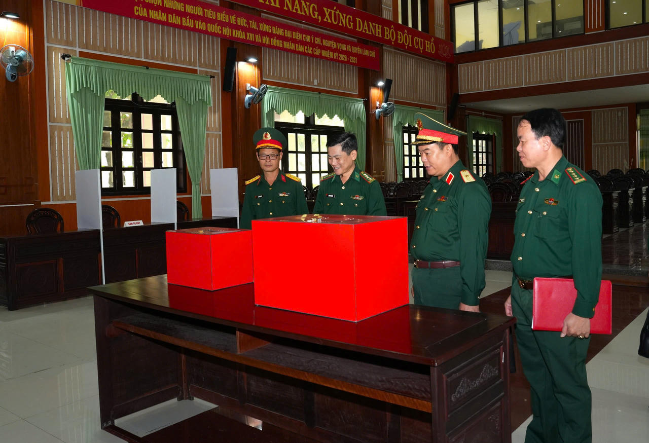 Đoàn công tác kiểm tra công tác chuẩn bị bầu cử tại Ban chỉ huy Bộ đội Biên phòng TP Đà Nẵng.