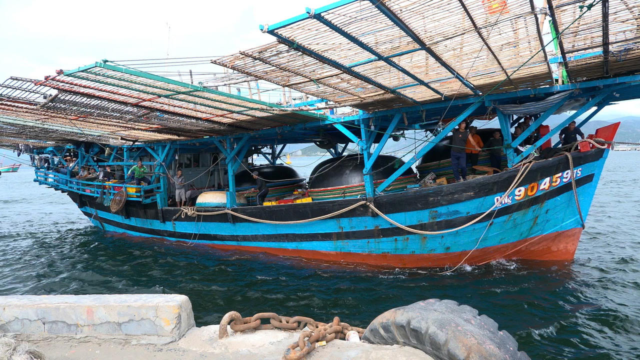 Ngư dân cùng tàu cá QNg-90459 TS cập cảng Cam Ranh (Khánh Hòa) an toàn.