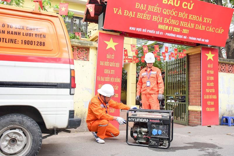 Công nhân chuẩn bị máy phát điện dự phòng tại khu vực điểm bỏ phiếu.