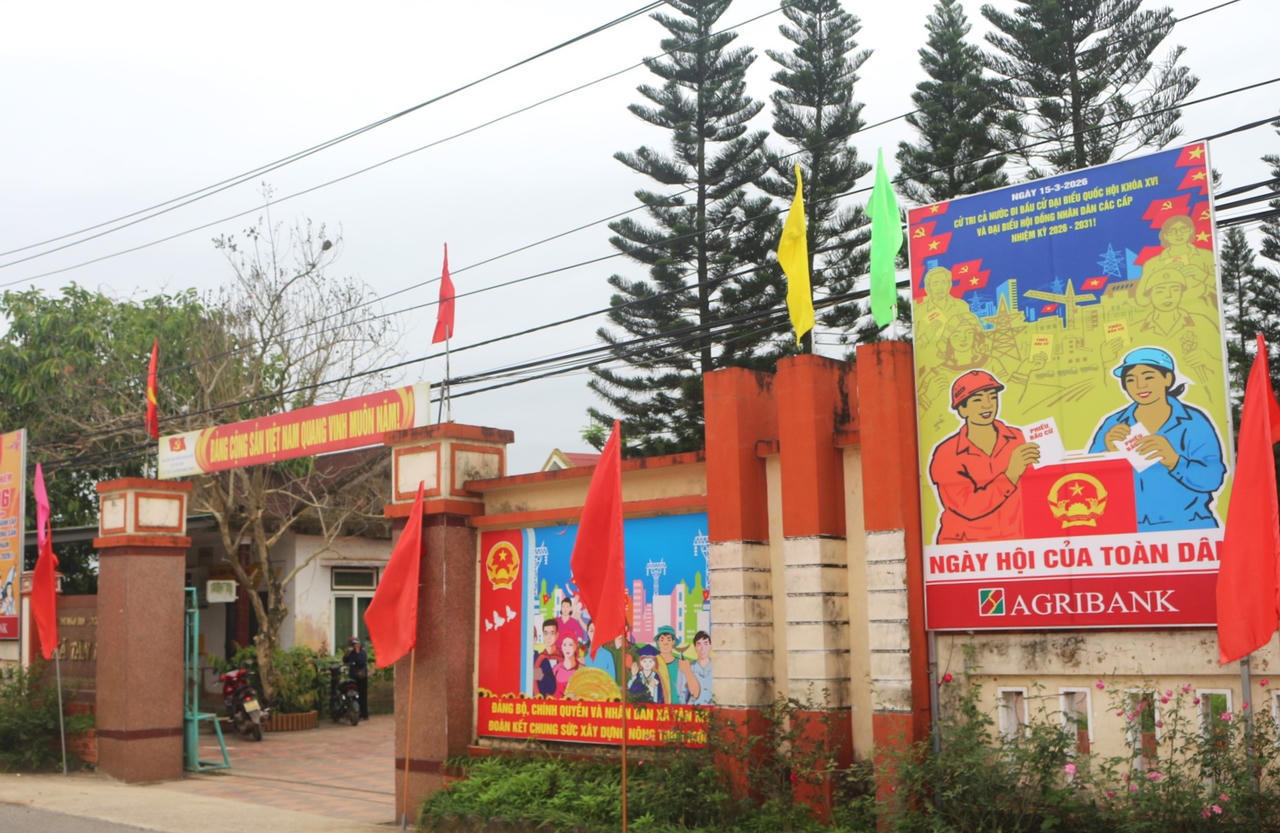 Cờ Tổ quốc và pano tuyên truyền về bầu cử được treo trang trọng, tạo không khí hướng về ngày hội của toàn dân.