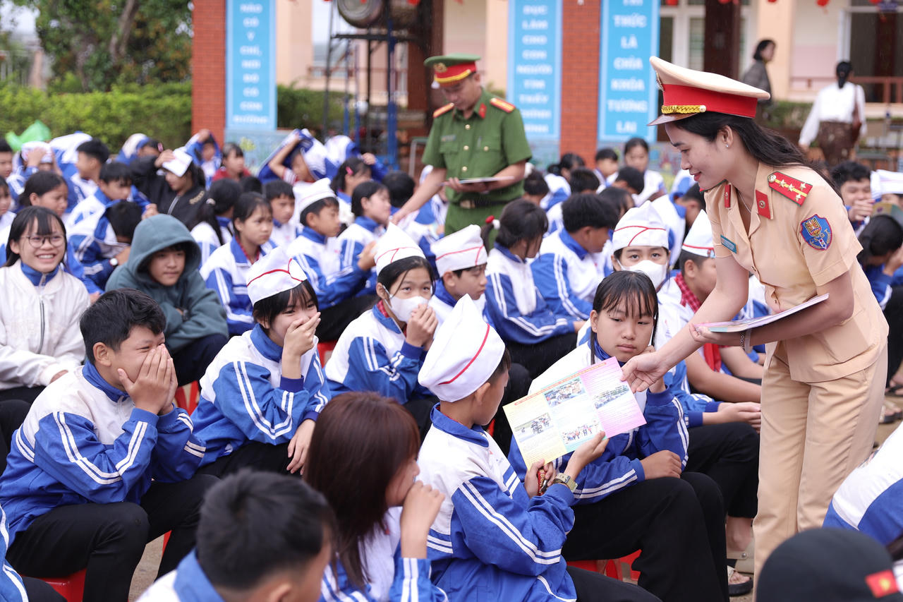 Nâng cao kiến thức pháp luật giao thông cho hơn 4.000 học sinh, giáo viên ở Lâm Đồng