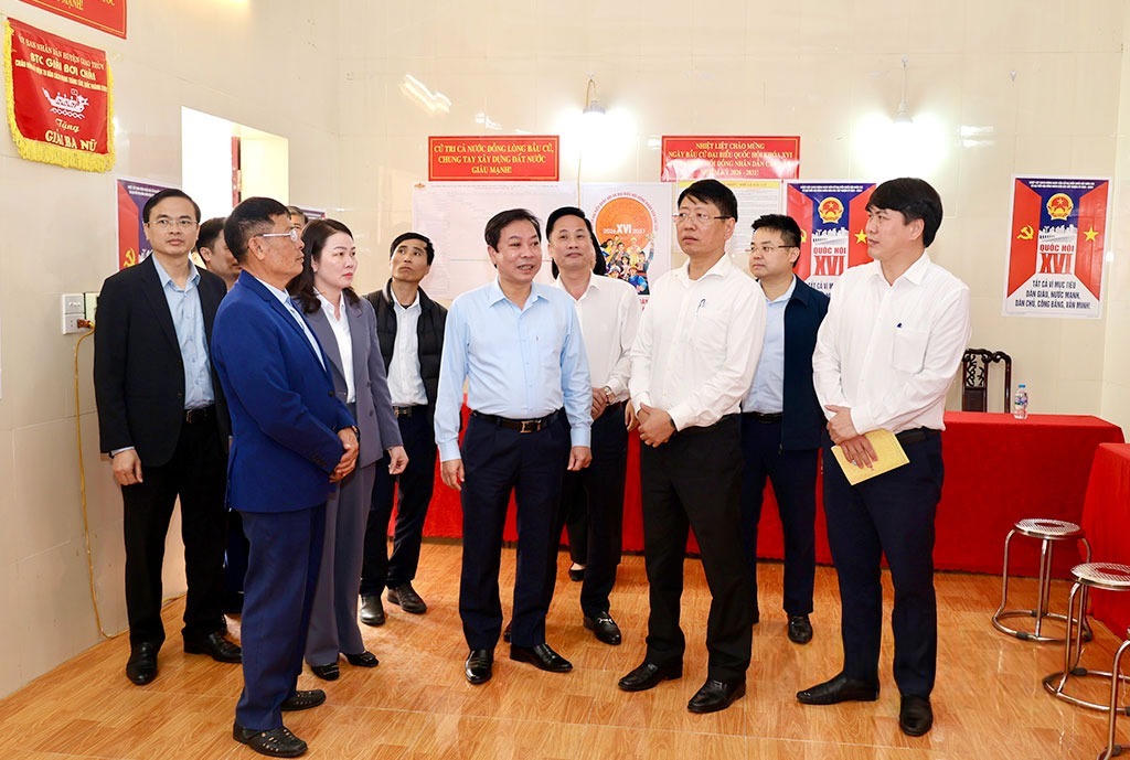 Ông Trần Song Tùng, Phó Chủ tịch Thường trực UBND tỉnh, Phó Chủ tịch Ủy ban Bầu cử tỉnh Ninh Bình cùng đoàn công tác kiểm tra công tác bầu cử tại xã Giao Thủy. (Ảnh: Khánh Dũng)