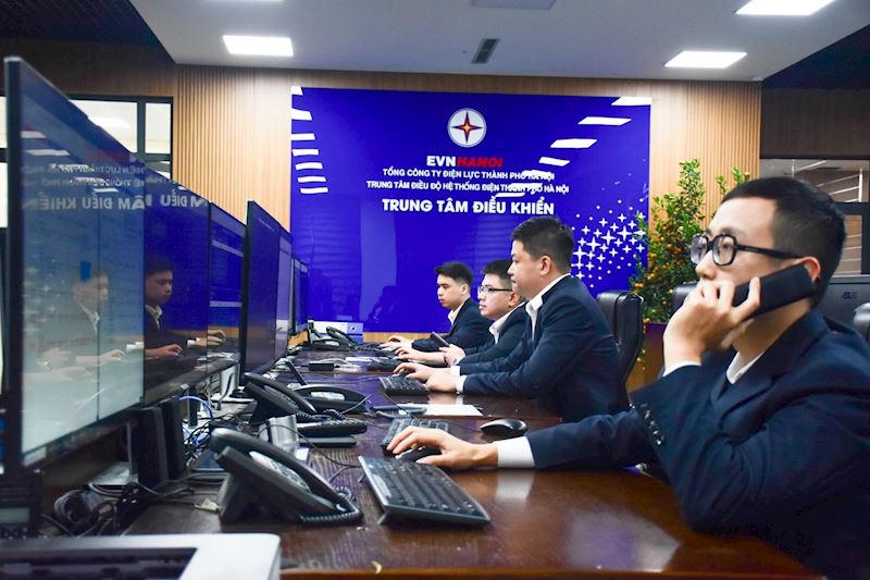 Cán bộ, nhân viên EVNHANOI theo dõi, giám sát vận hành lưới điện 24/24 giờ.