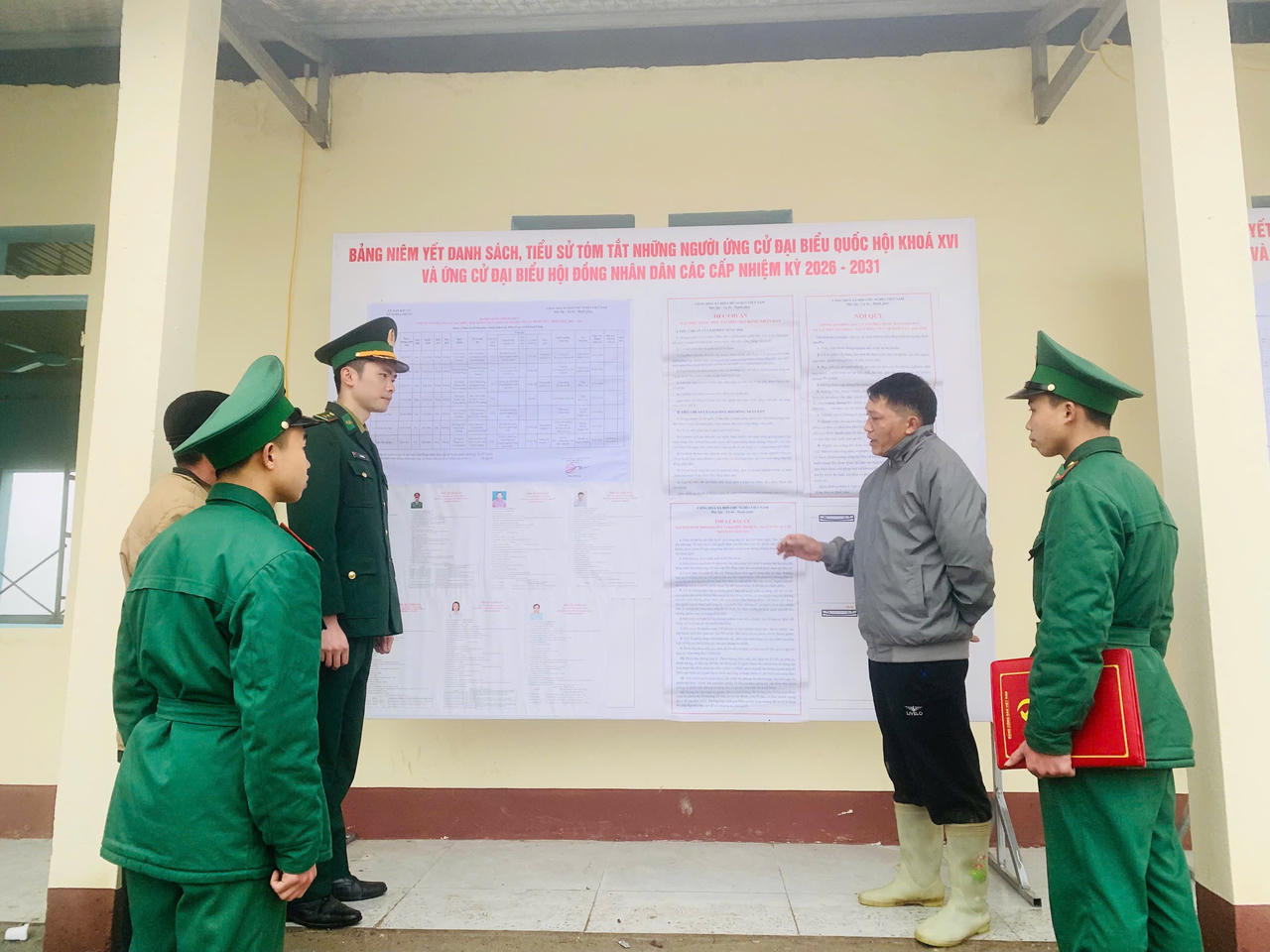Đơn vị nắm bắt tình hình an ninh trật tự khu vực bỏ phiếu tại các thôn biên giới. (Ảnh: Hoàng Chính)