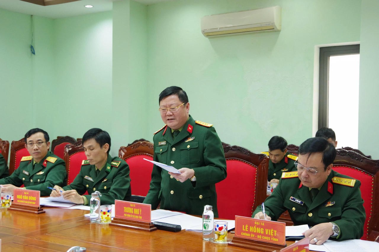 Đại tá Trương Như Ý, Ủy viên Ban Thường vụ Đảng ủy Quân sự tỉnh, Phó Chính ủy Bộ CHQS tỉnh Quảng Trị báo cáo kết quả triển khai công tác chuẩn bị bầu cử.