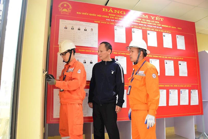 EVNHANOI phối hợp với Ban tổ chức kiểm tra hệ thống điện tại điểm bầu cử, đảm bảo an toàn điện.