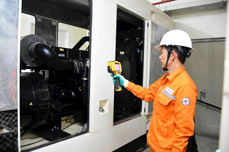 Kiểm tra máy phát điện dự phòng của khách hàng tại điểm bầu cử.