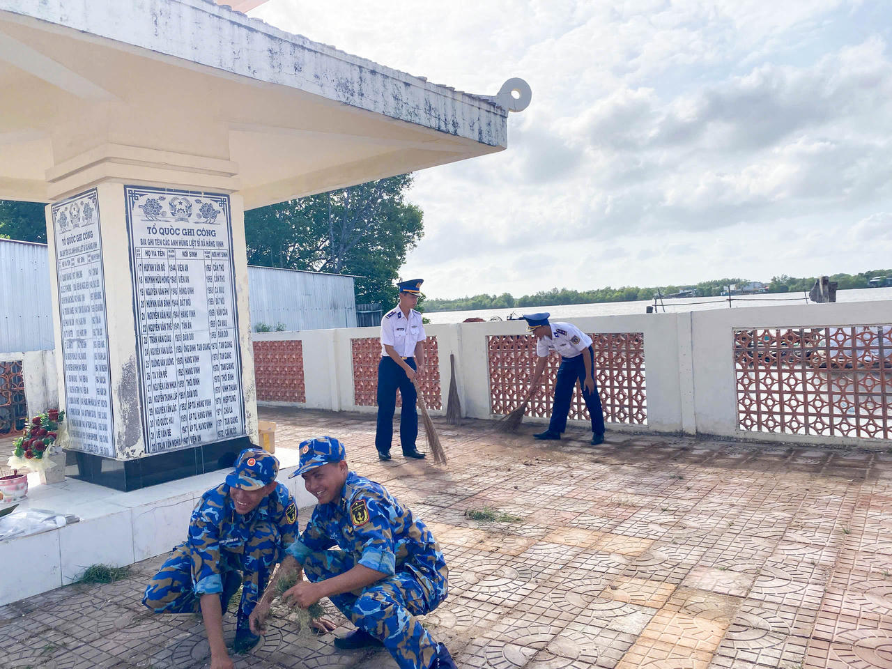 Đoàn viên thanh niên Hải đoàn 42 đã tích cực phối hợp với lực lượng đoàn viên địa phương tổ chức dọn vệ sinh môi trường.