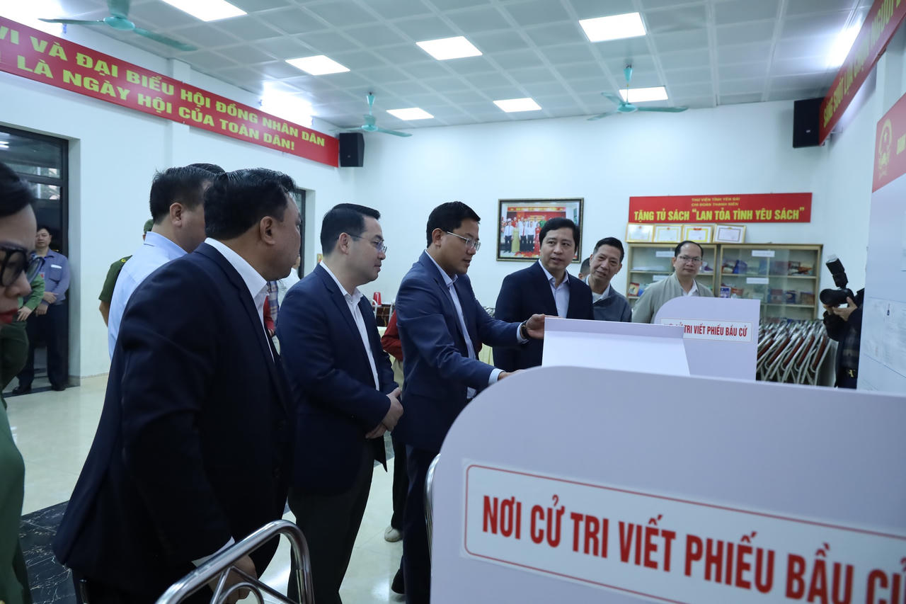 Lãnh đạo tỉnh Lào Cai kiểm tra khu vực bỏ phiếu.
