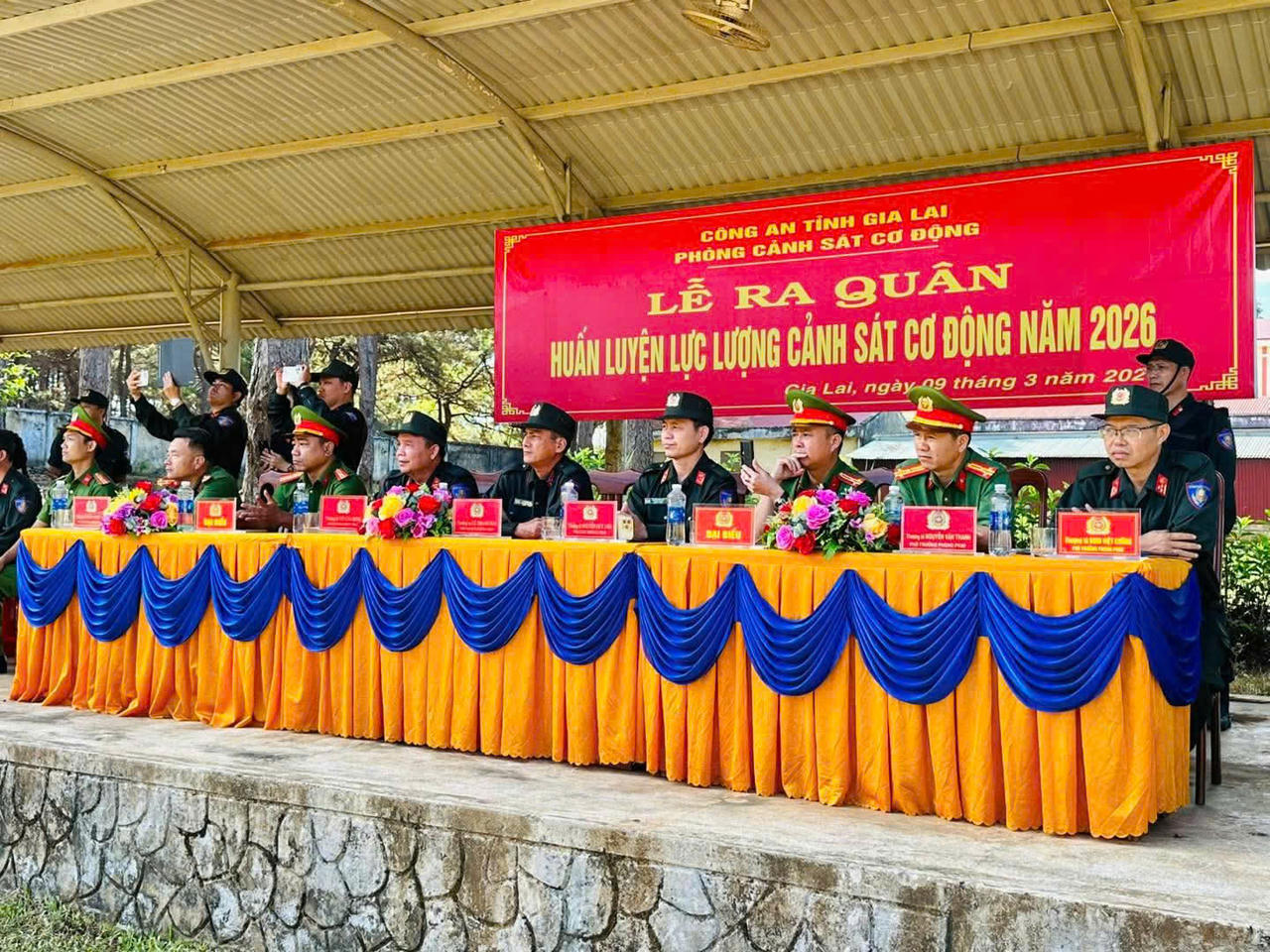 Lãnh đạo các phòng nghiệp vụ Công an tỉnh Gia Lai tham dự buổi lễ ra quân.