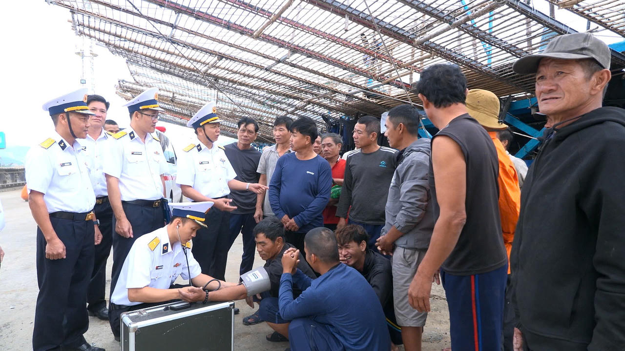 Cán bộ, chiến sĩ tàu HQ 950 kiểm tra sức khỏe cho các ngư dân.