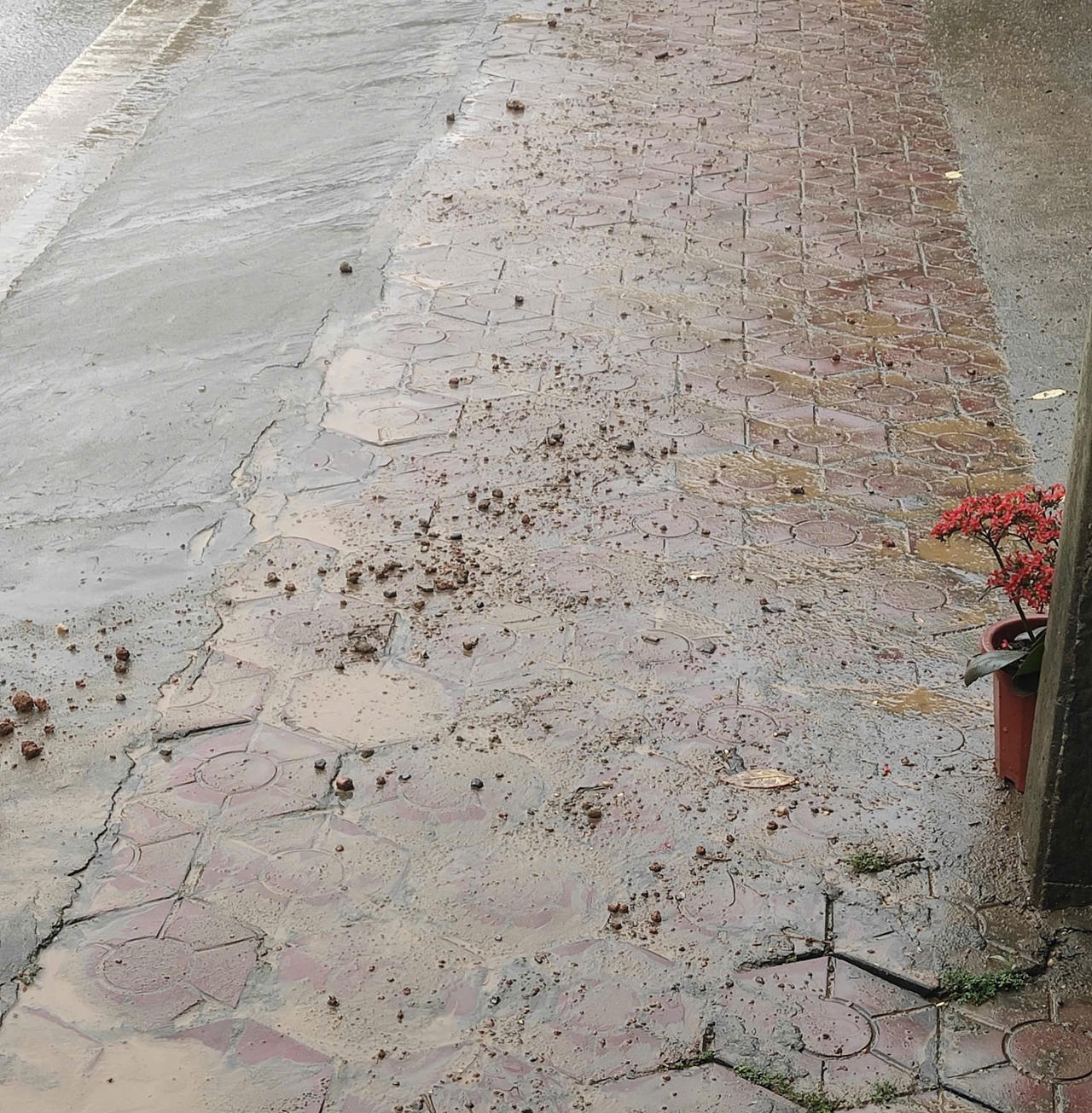 Bụi bẩn bủa vây khu dân cư vì thi công mở rộng cao tốc Nội Bài - Lào Cai