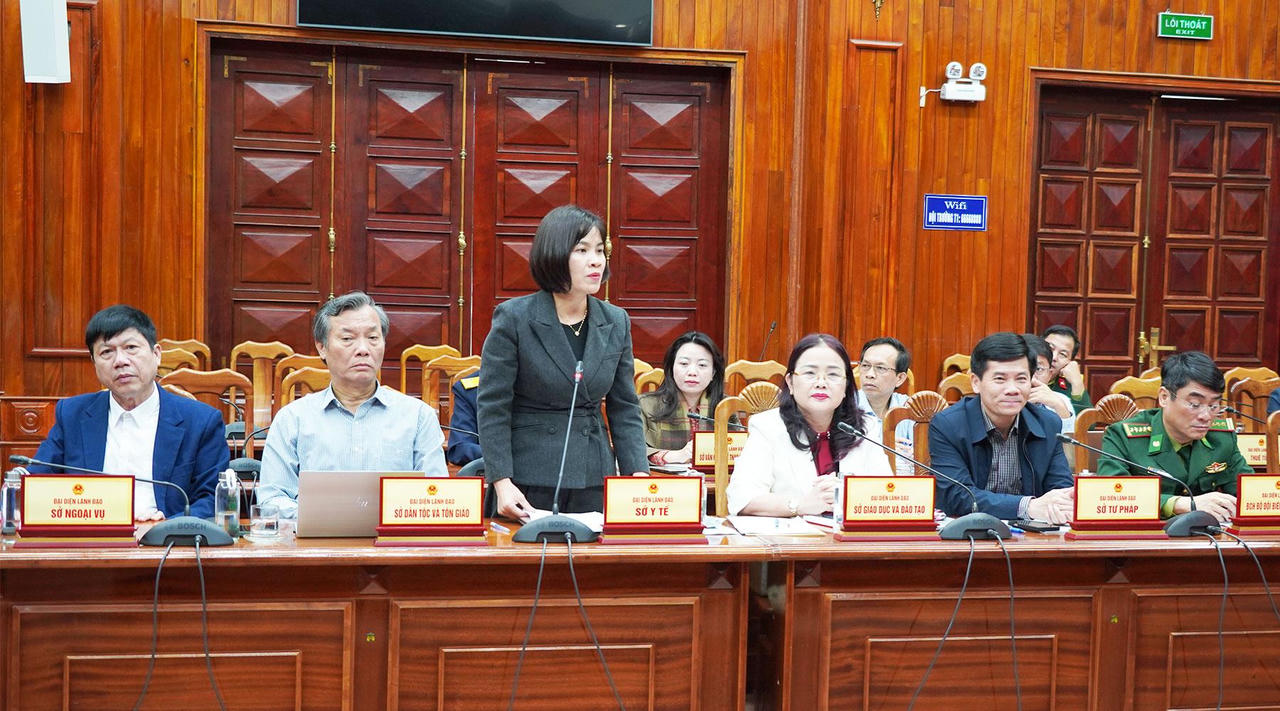 Lãnh đạo Sở Y tế tỉnh Quảng Trị phát biểu tại phiên họp.