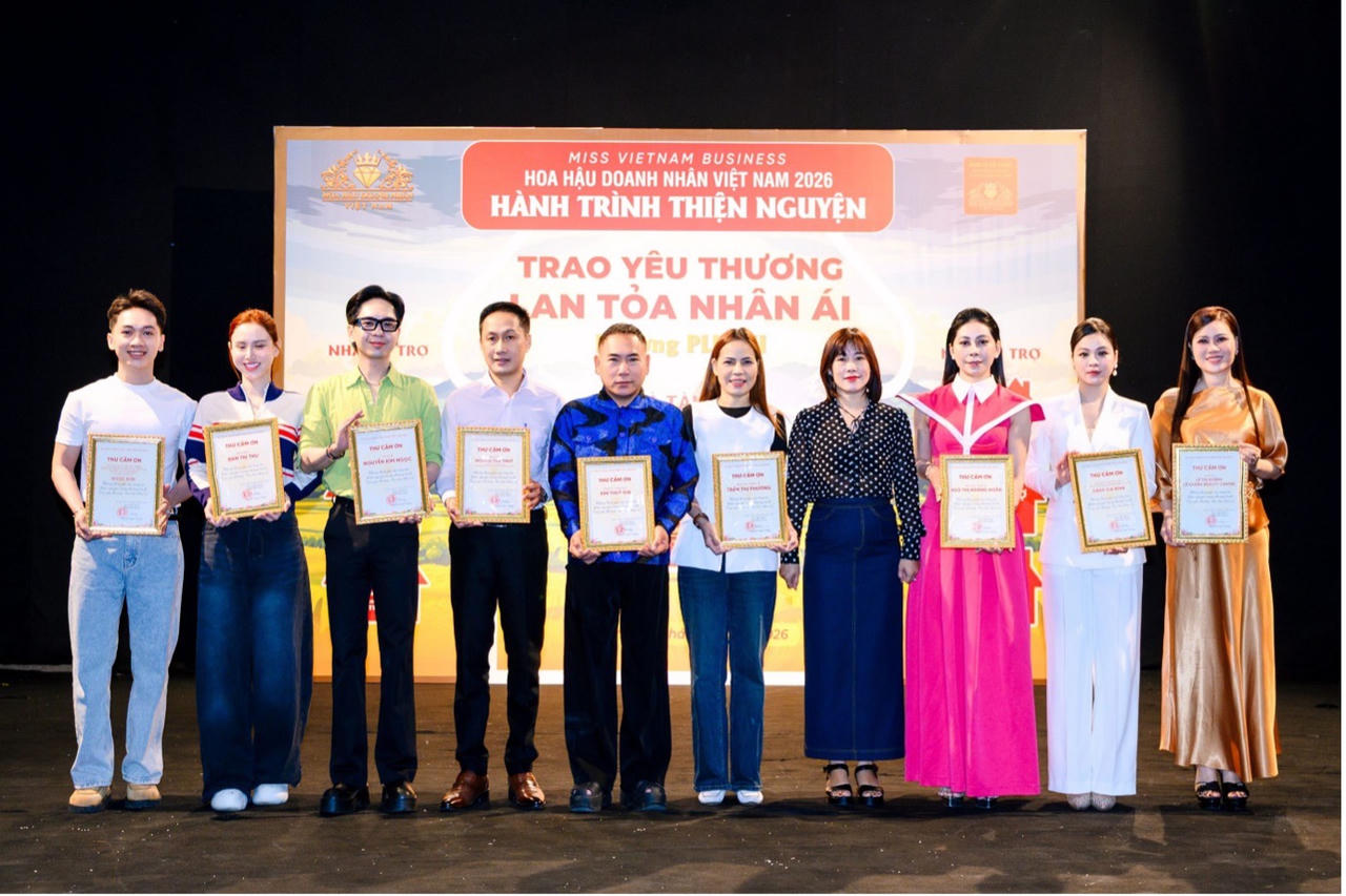 Đại diện UBND phường Pleiku trao “Thư cảm ơn” đến Ban Tổ chức và các nhà tài trợ.