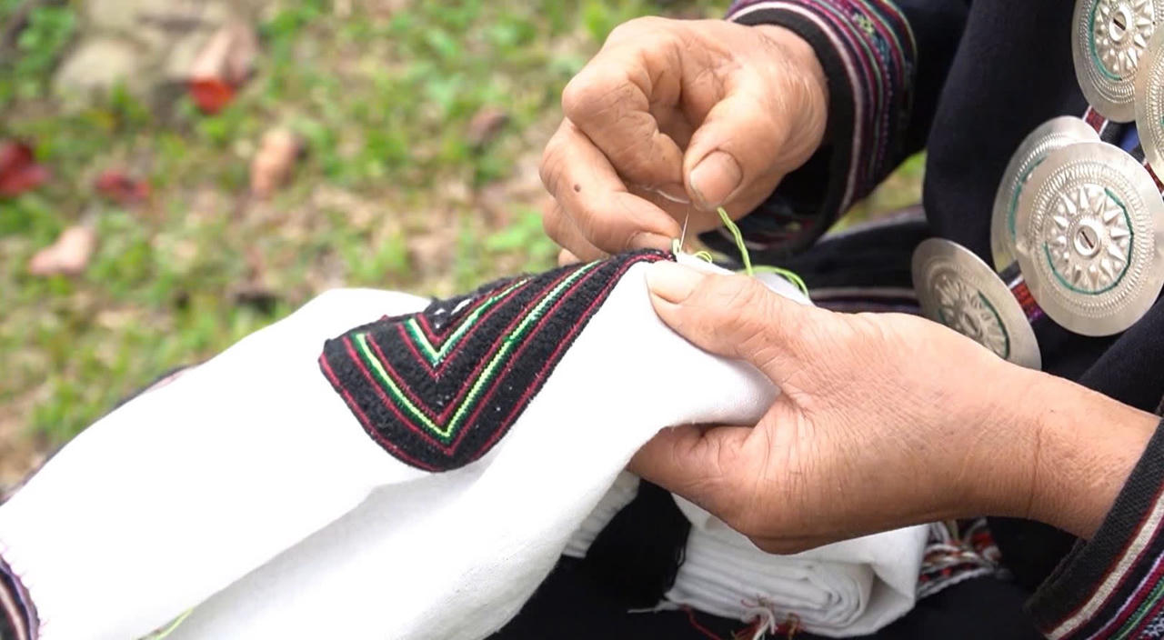 Người dân Dao Tiền dậy con thêu thùa, may vá từ 13-18 tuổi.