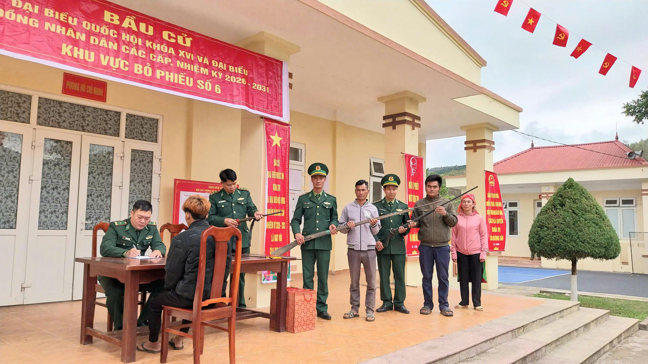 Đồn biên phòng Sen Thượng (Điện Biên): Vận động thu hồi vũ khí vật liệu nổ, bảo đảm ngày bầu cử tuyệt đối an toàn