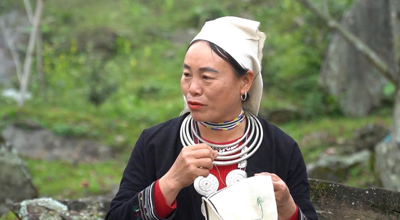 Tông màu chủ đạo của trang phục Dao Tiền là màu chàm đen.