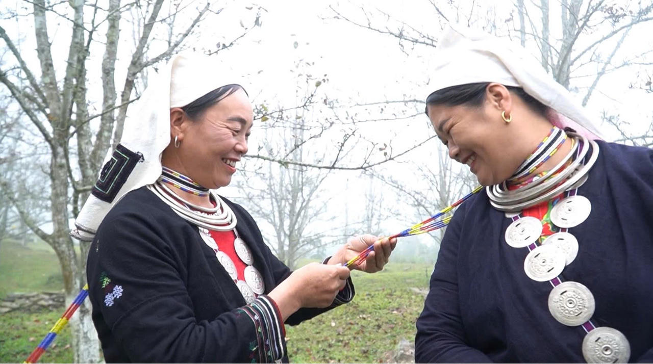 Những bộ váy áo với hoa văn tinh xảo đã được lưu truyền qua nhiều thế hệ.