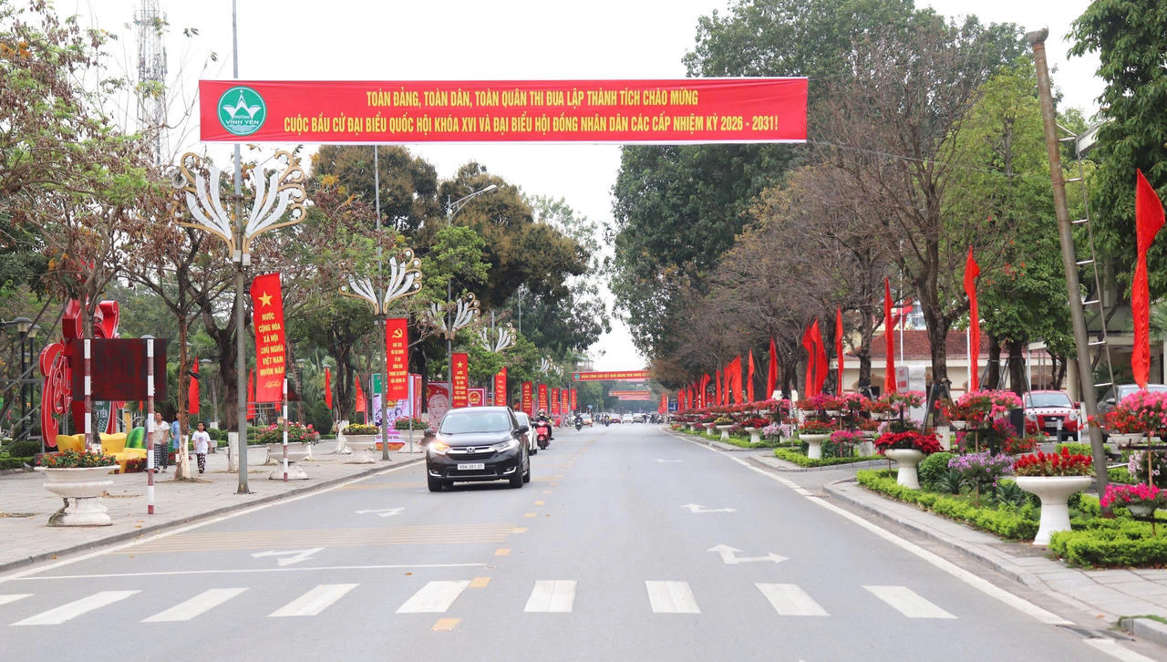 Vĩnh Yên rực rỡ cờ hoa chào mừng ngày bầu cử.