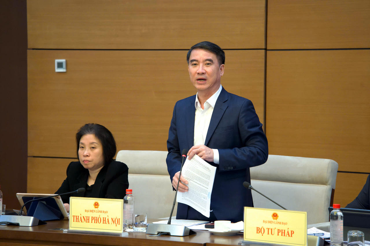 Phó Chủ tịch UBND TP Hà Nội Nguyễn Xuân Lưu phát biểu tại Phiên họp.