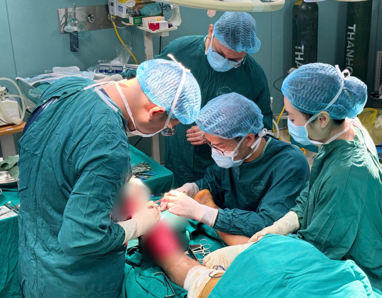 Suýt mất chân vì đắp lá chữa bỏng suốt 1 tháng