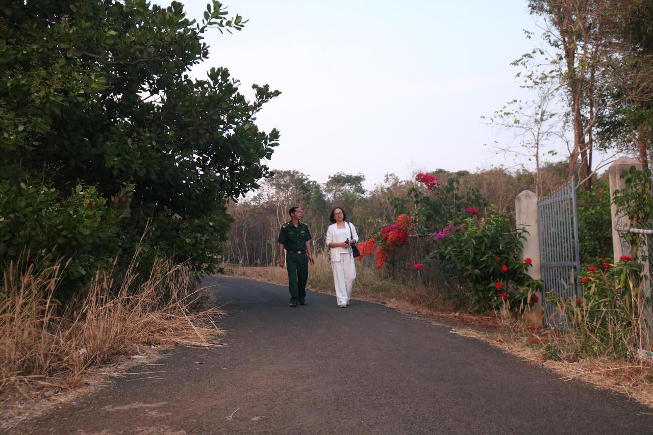 Ông Tuấn dẫn phóng viên đi thăm con đường do dân hiến đất, 10 năm trước, nơi đây chỉ là một lối mòn lầy lội, mùa mưa bùn đất bám đầy gót chân trẻ nhỏ…&nbsp;(Ảnh Tiến Dũng)