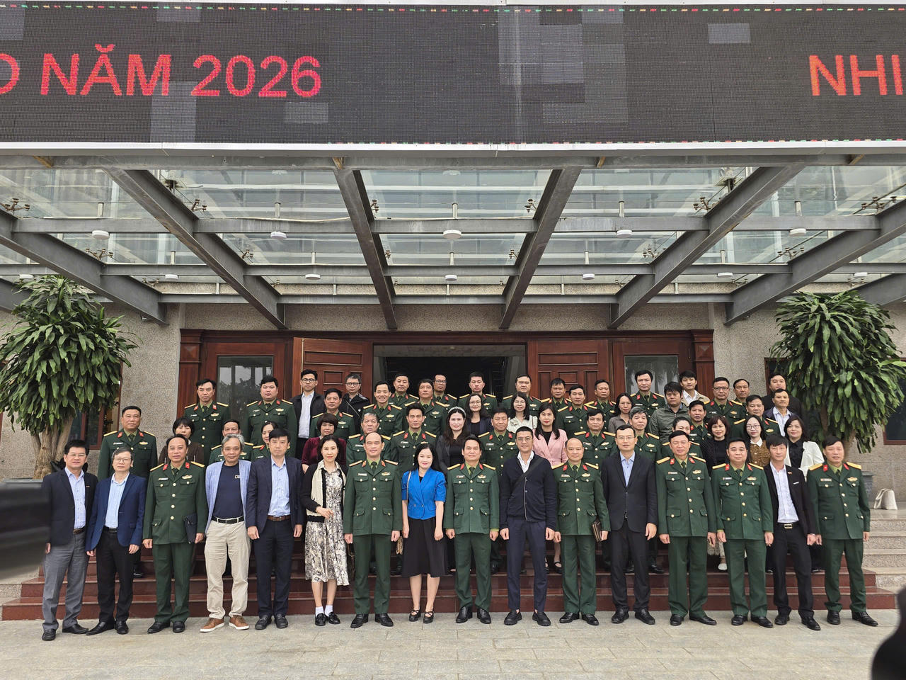 Lãnh đạo Binh chủng Đặc công chụp ảnh lưu niệm với đại diện lãnh đạo, phóng viên các cơ quan thông tấn, báo chí trong và ngoài Quân đội tại buổi gặp mặt các cơ quan thông tấn, báo chí nhân dịp Xuân Bính Ngọ 2026. Ảnh trong bài X.Lai