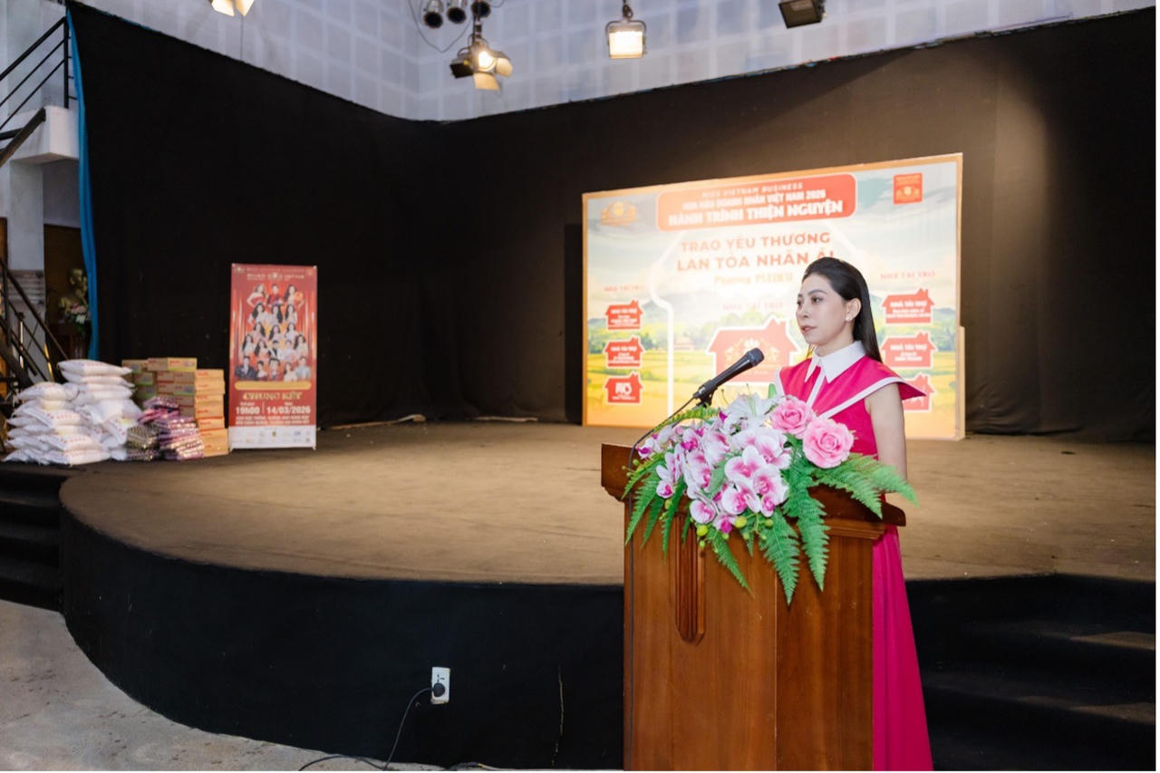 Hoa hậu Đại sứ Toàn cầu Hạnh Nguyên – Trưởng Ban Tổ chức phát biểu tại chương trình thiện nguyện.