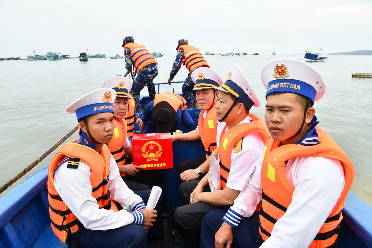 Hòm phiếu phụ được di chuyển lên tàu