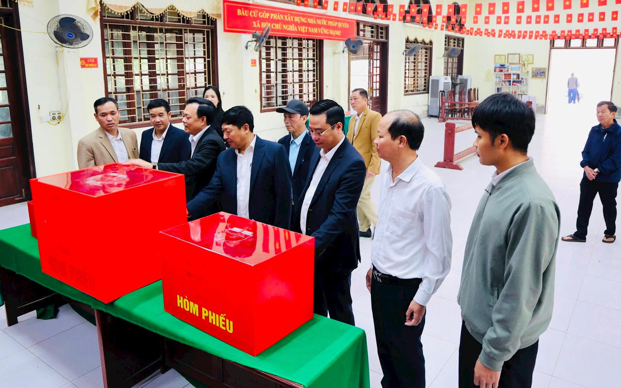 Đoàn kiểm tra rà soát cơ sở vật chất phục vụ công tác bầu cử tại xã Tam Hưng.