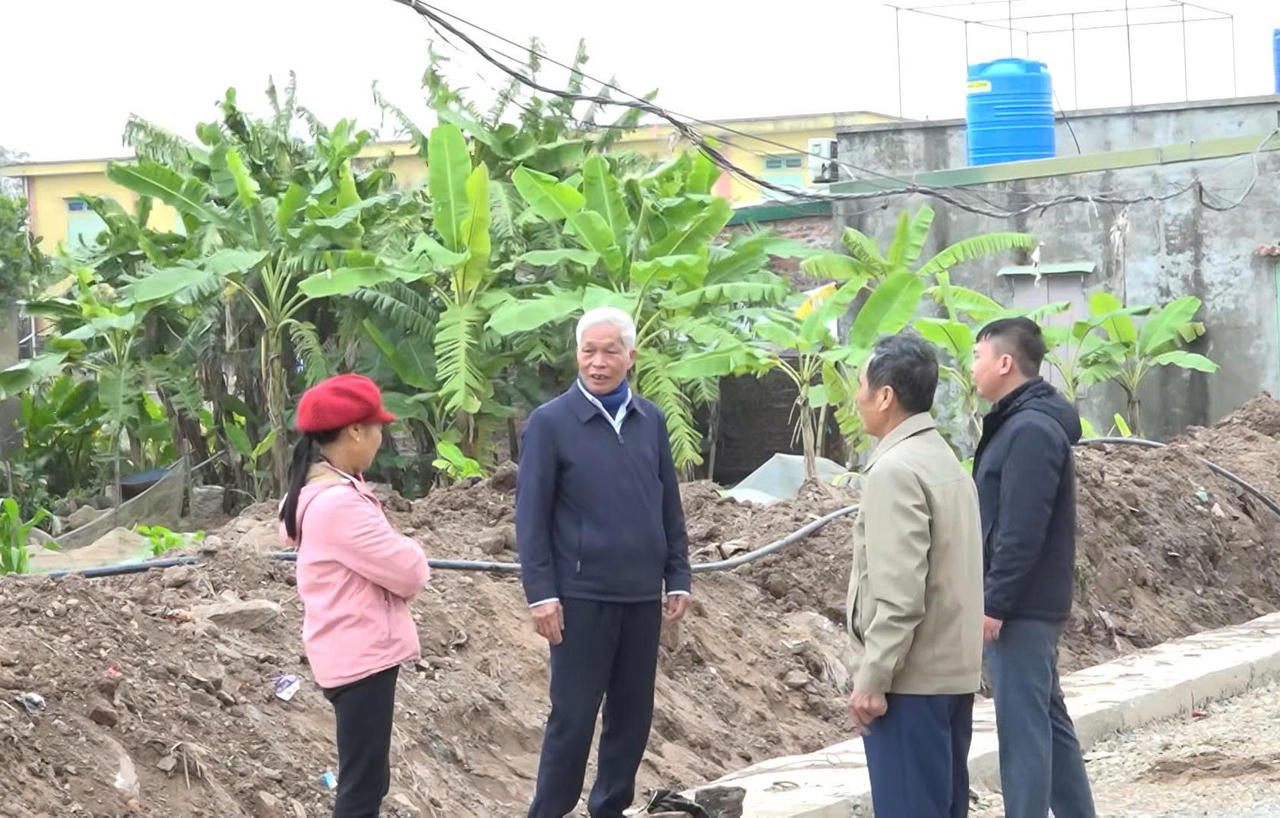 Ông Phạm Văn Duẩn (ngoài cùng, bên phải) lắng nghe tâm tư, nguyện vọng của cử tri phản ánh dự án mở rộng đường giao thông tại thôn Thúy Lạc.