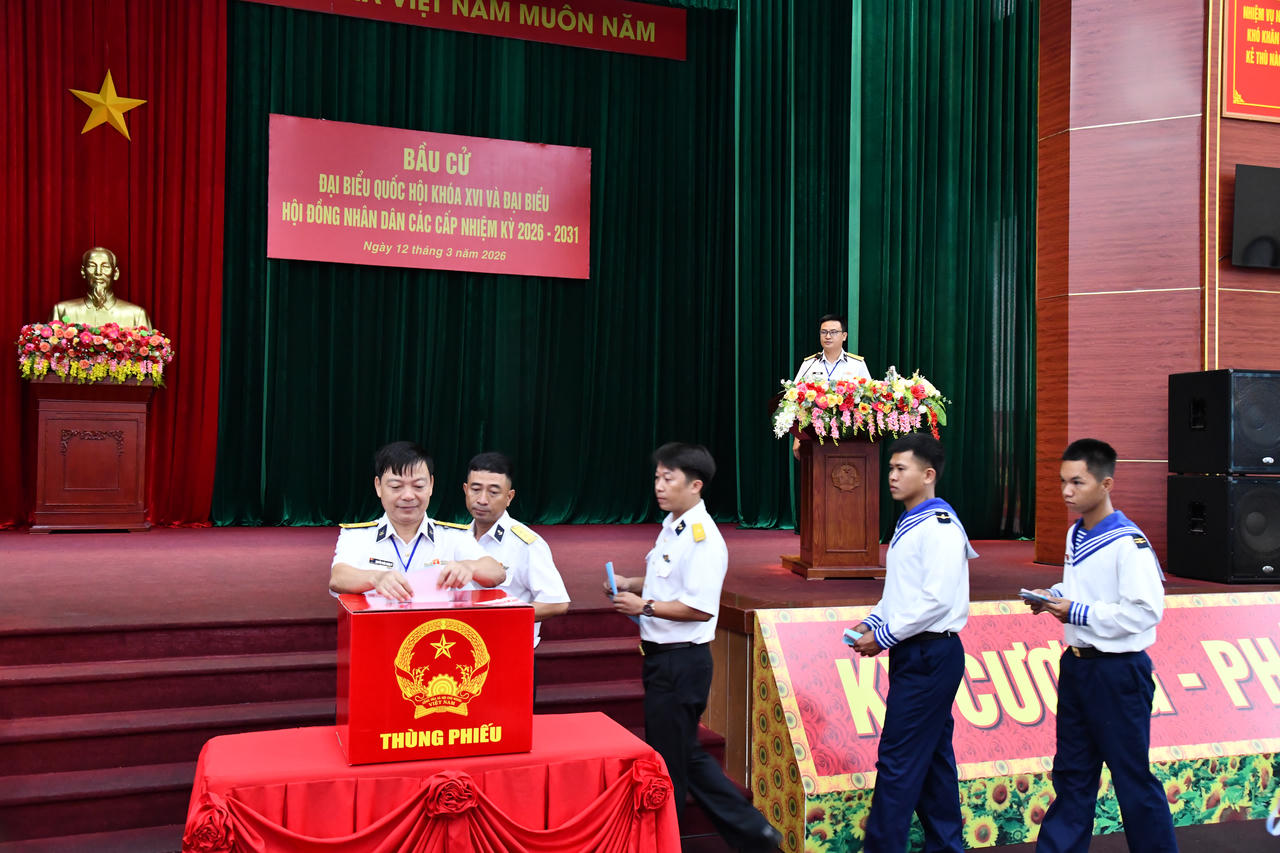 Cử tri bỏ phiếu tại khu vực bầu cử số 60