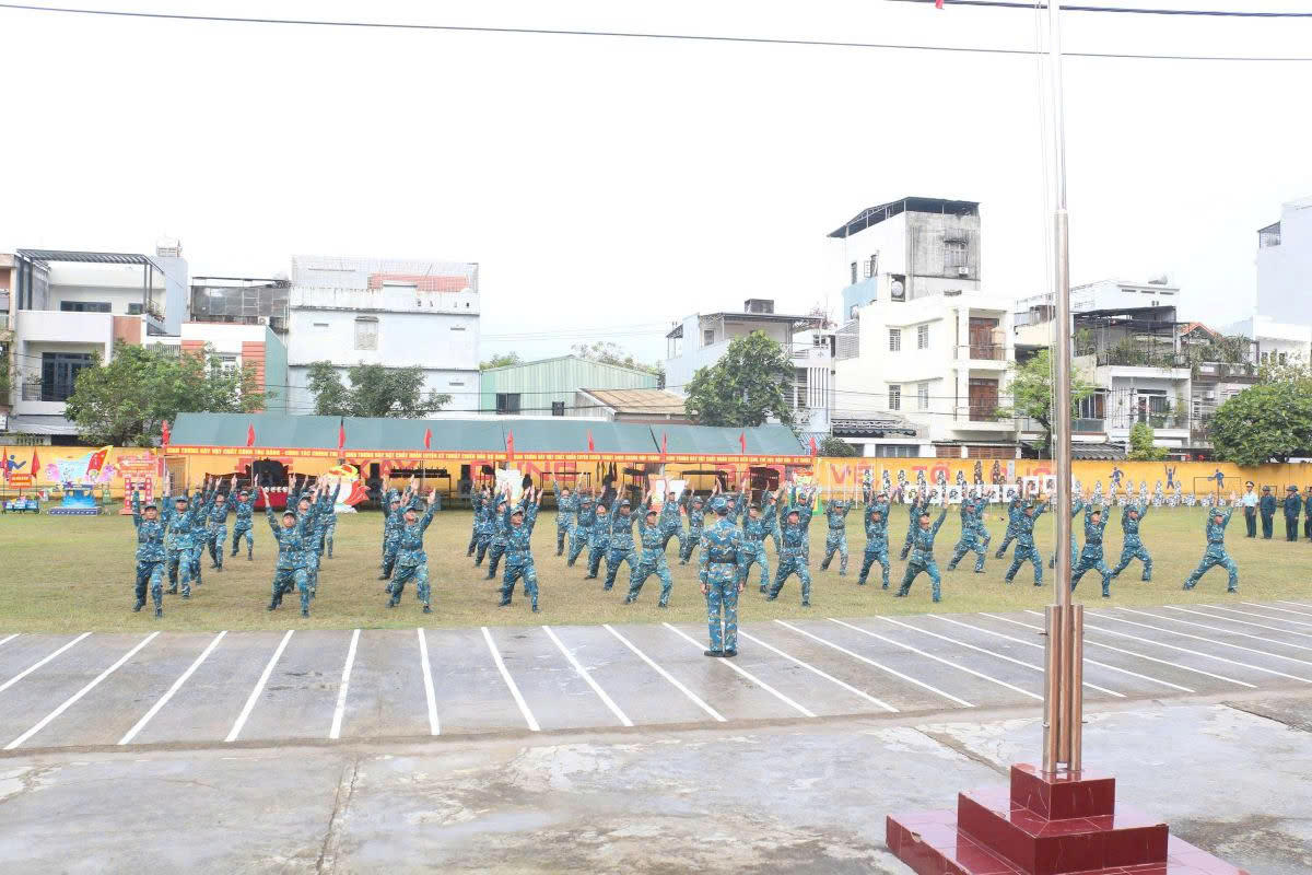 Cán bộ, chiến sĩ Tiểu đoàn Huấn luyện Chiến sĩ mới đồng diễn các vũ điệu sinh hoạt tập thể, các bài thể dục sáng và võ tay không.