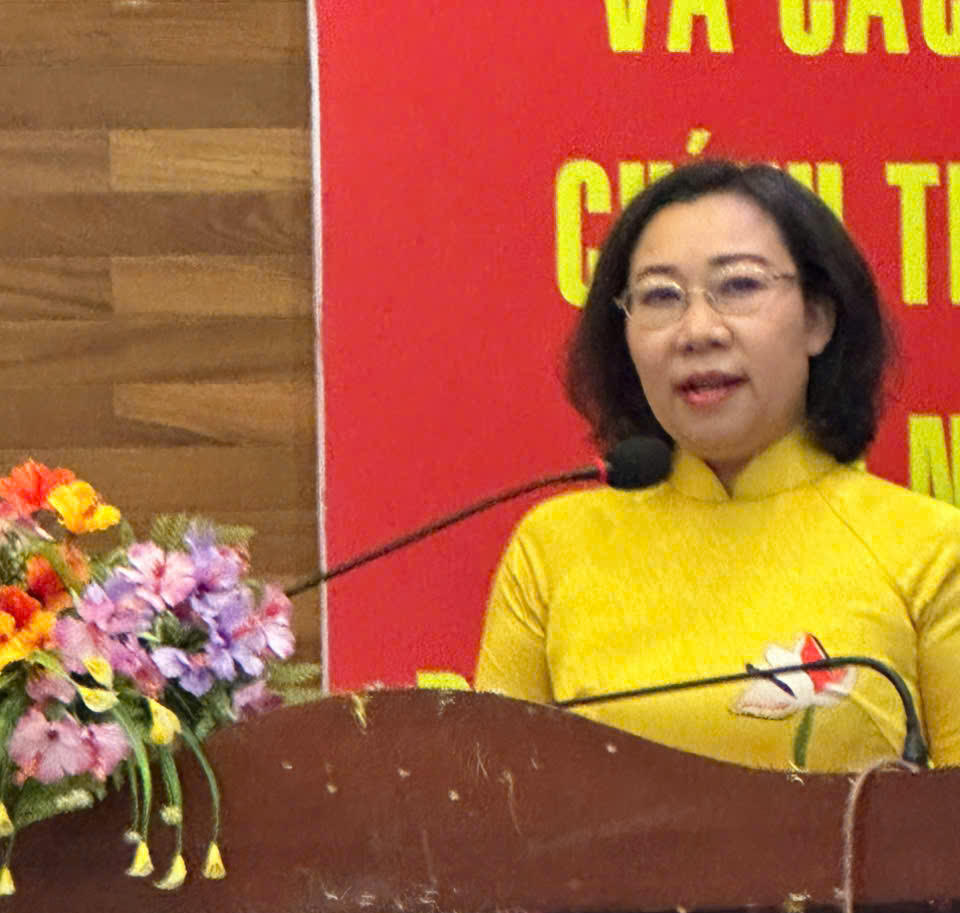 Bà Hàng Thị Thu Nga, Bí thư Đảng ủy phường Tân Thuận phát biểu tại Hội nghị tiếp xúc cử tri.