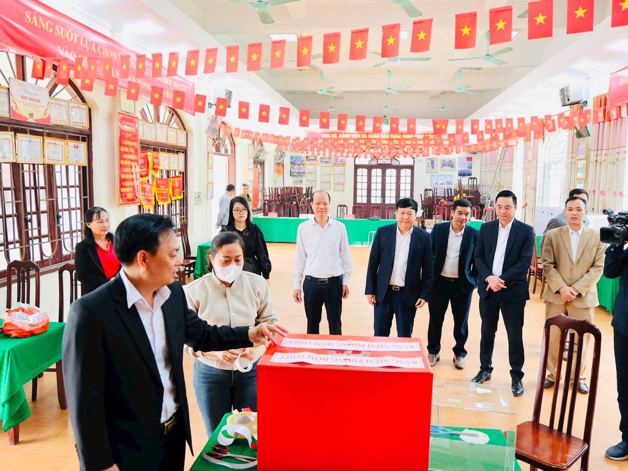 Lãnh đạo Ủy ban MTTQ Việt Nam TP Hà Nội kiểm tra công tác chuẩn bị bầu cử tại xã Tam Hưng