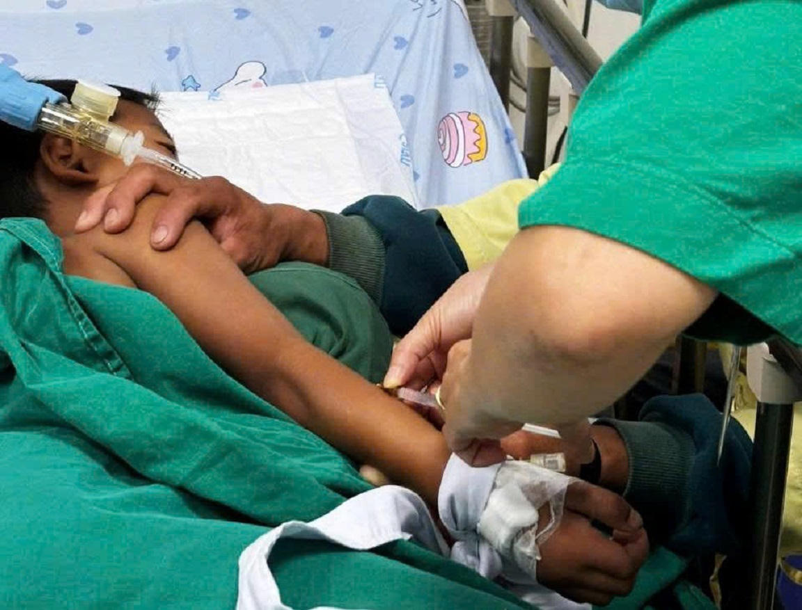 Các bác sĩ bệnh viện Phụ sản - Nhi Đà Nẵng truyền thuốc giải độc botulinum đặc hiệu do Tổ chức Y tế Thế giới (WHO) hỗ trợ khẩn cấp từ Thụy Sĩ cho hai bệnh nhân.&nbsp;