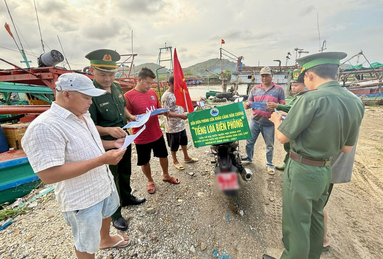 Cán bộ, chiến sĩ Đồn Biên phòng cửa khẩu cảng Hòn Chông tuyên truyền thông qua mô hình “Tiếng loa Biên phòng”.