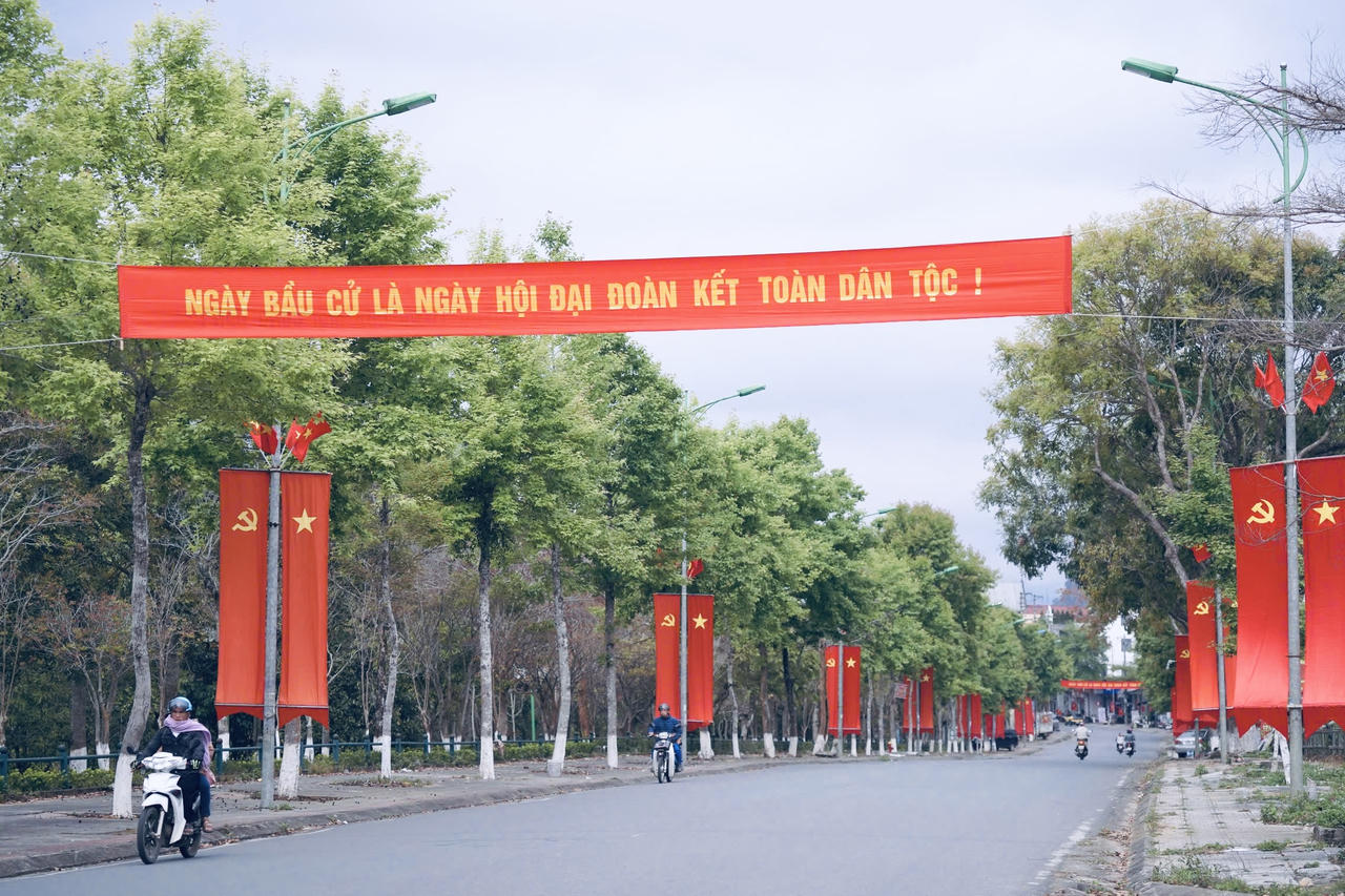 Đến nay, phường đã thực hiện niêm yết các bảng biểu về các mốc bầu cử, xây dựng trên 30 tin bài trên trang điện tử của phường, cùng hàng chục khẩu hiệu, băng rôn rực rỡ tại các khu trung tâm và điểm bỏ phiếu.