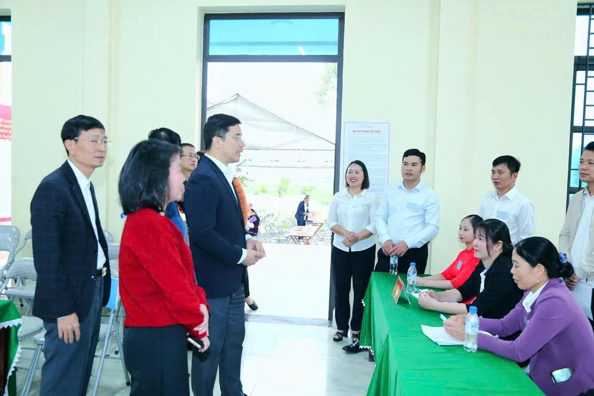 Phó Bí thư Thường trực Tỉnh ủy Thanh Hóa Nguyễn Hồng Phong làm việc với các thành viên trong Tổ bầu cử phường Đông Tiến.