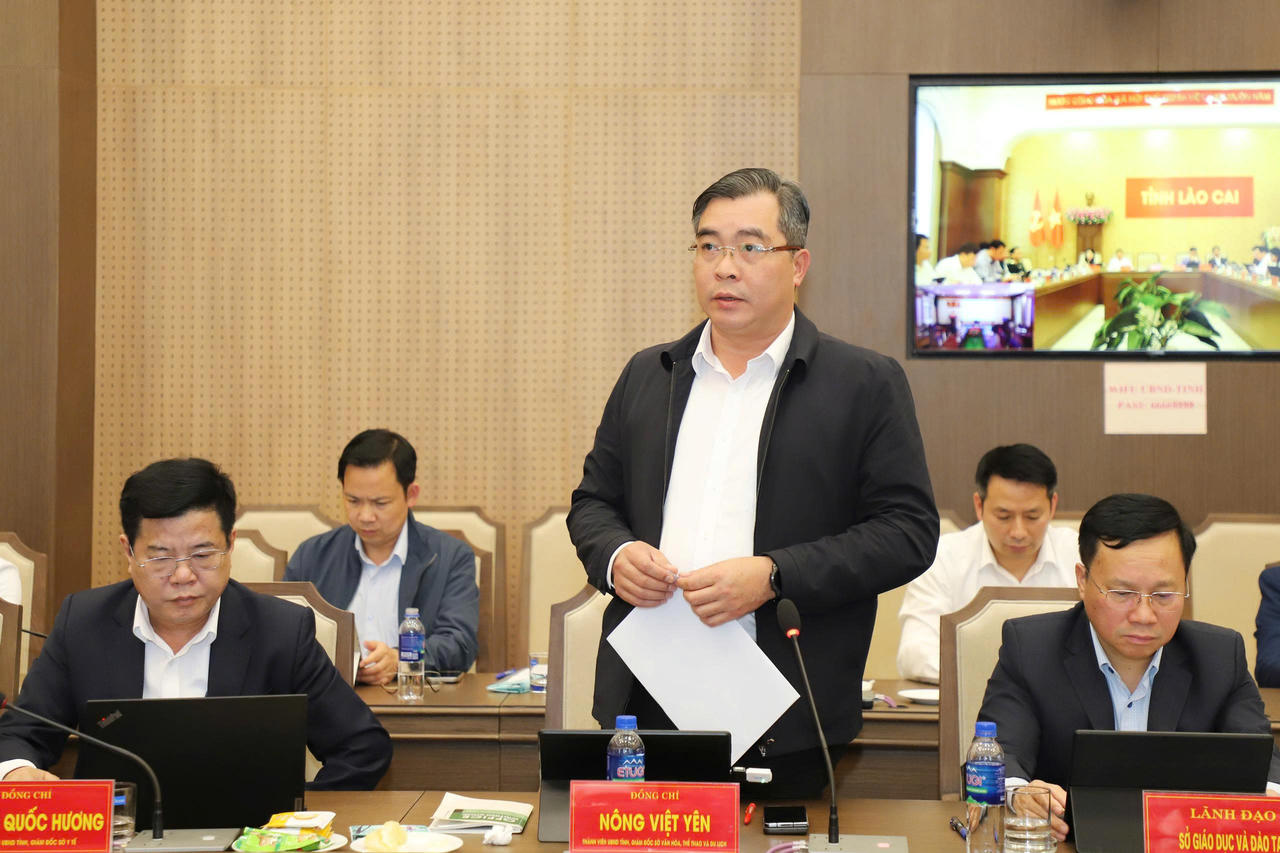 Lãnh đạo các Sở, ngành báo cáo tại hội nghị