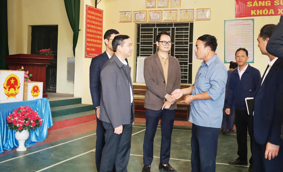 Ông Nguyễn Việt Oanh trao đổi với người dân xã Phúc Hòa.