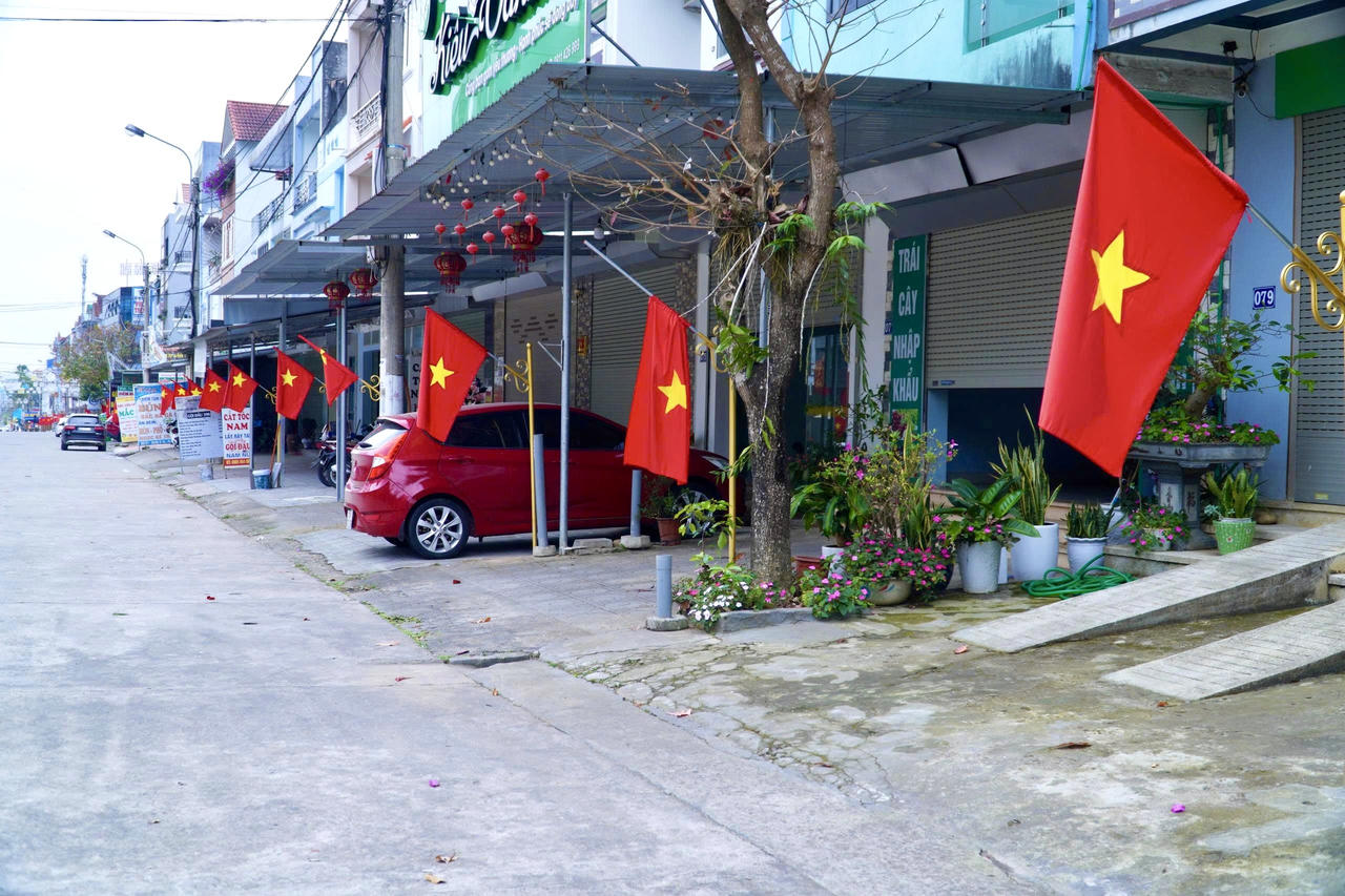 Tại nhiều khu dân cư, cờ Tổ quốc, băng rôn, khẩu hiệu tuyên truyền về bầu cử được treo trang trọng dọc các tuyến đường, trước nhà văn hóa bản, xóm.