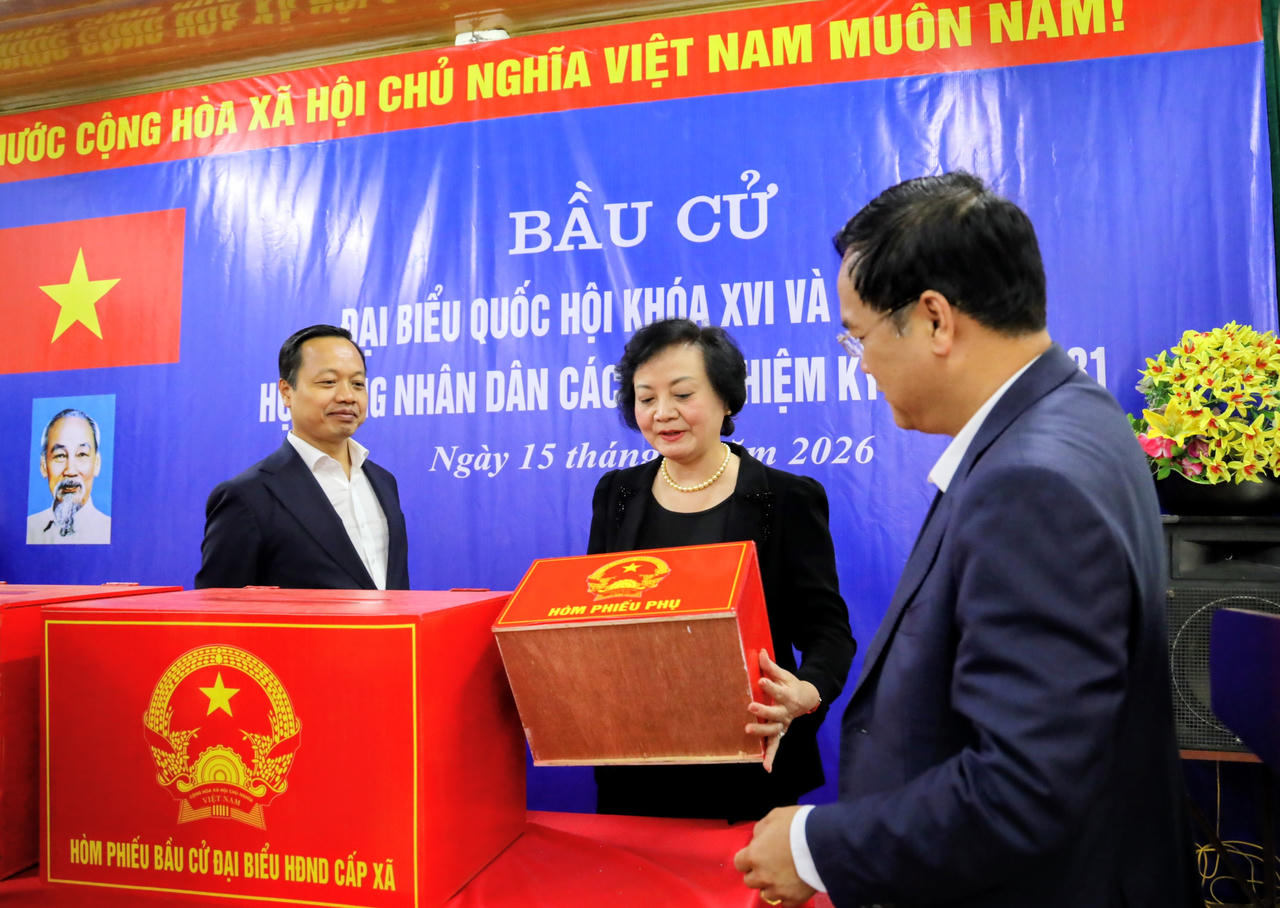 Phó Thủ tướng Chính phủ Phạm Thị Thanh Trà kiểm tra hòm phiếu tại khu vực bỏ phiếu số 05 xã Thanh An.