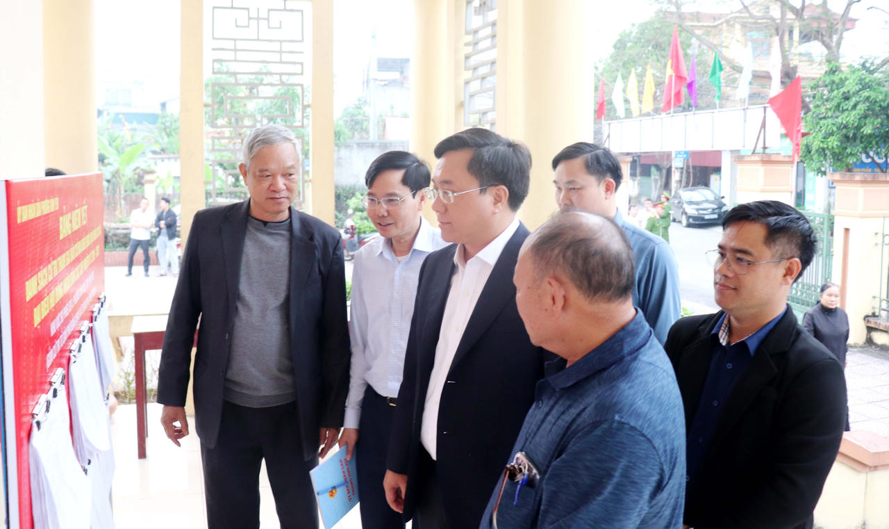 Ông Trần Duy Đông - Ủy viên dự khuyết Ban Chấp hành Trung ương Đảng, Phó Bí thư Tỉnh ủy, Chủ tịch UBND tỉnh ghi nhận công tác chuẩn bị bầu cử tại phường Vĩnh Yên.