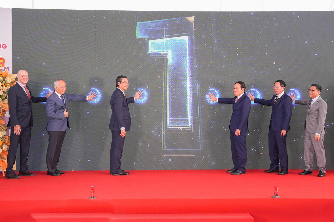 Các đại biểu&nbsp;thực hiện nghi thức khởi công Dự án.