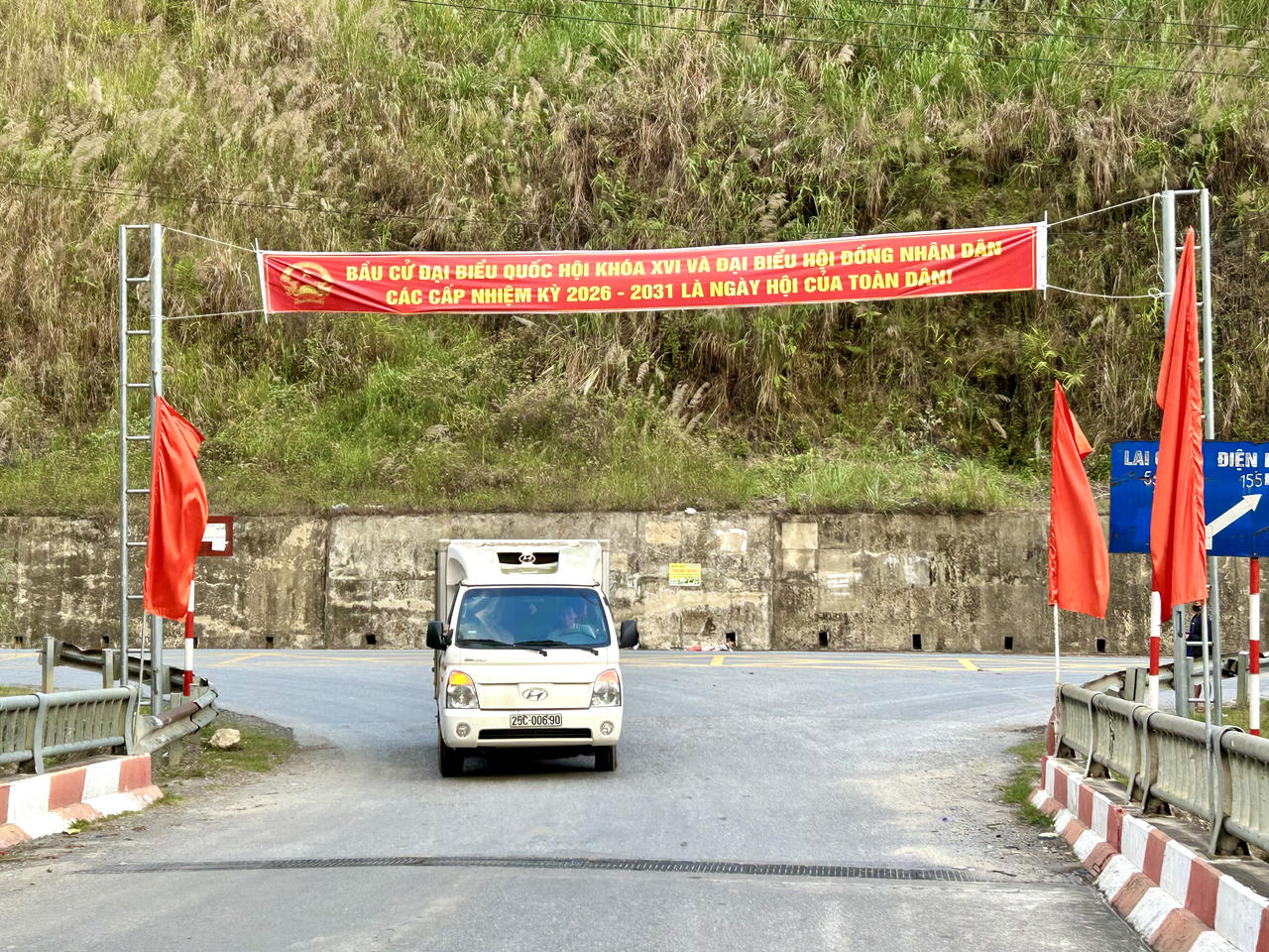 Cùng với phường Tân Phong, nhiều xã trên địa bàn tỉnh Lai Châu cũng đồng loạt treo cờ, hoa, băng rôn, pano, áp phích dọc các tuyến đường, tạo không khí rộn ràng hướng về ngày bầu cử.