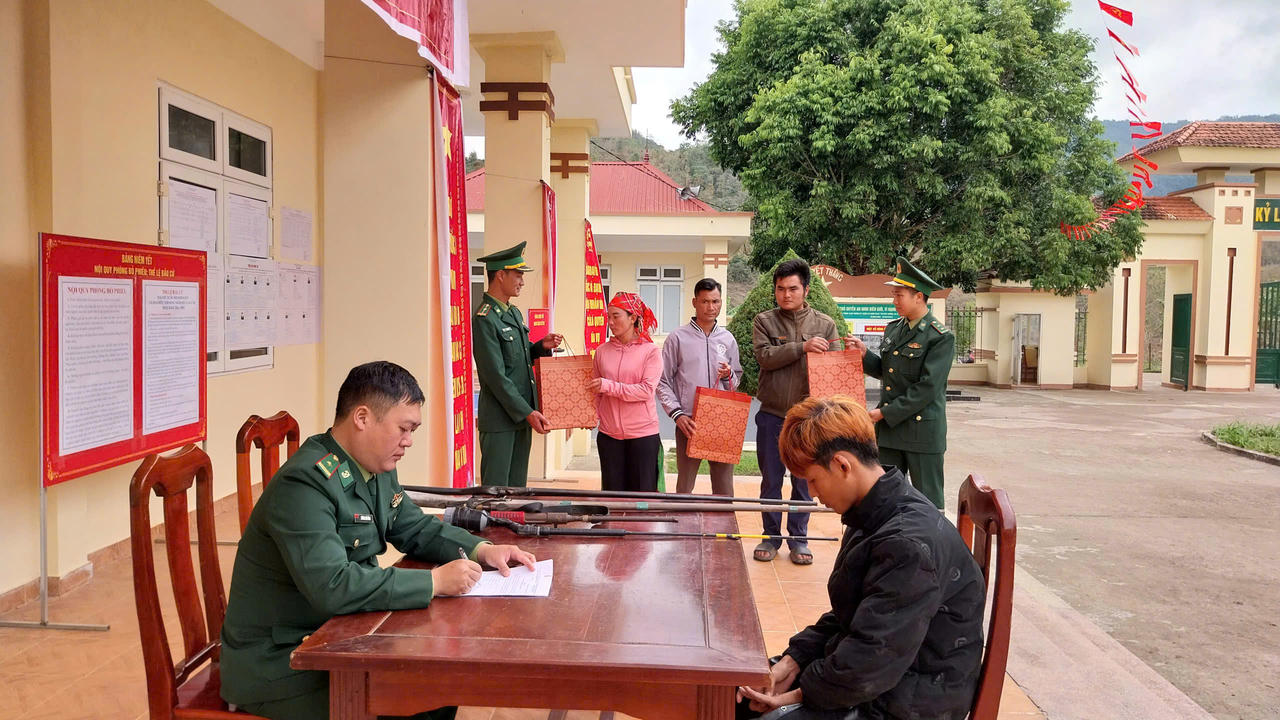 Đồn biên phòng Sen Thượng (Điện Biên): Vận động thu hồi vũ khí vật liệu nổ, bảo đảm ngày bầu cử tuyệt đối an toàn