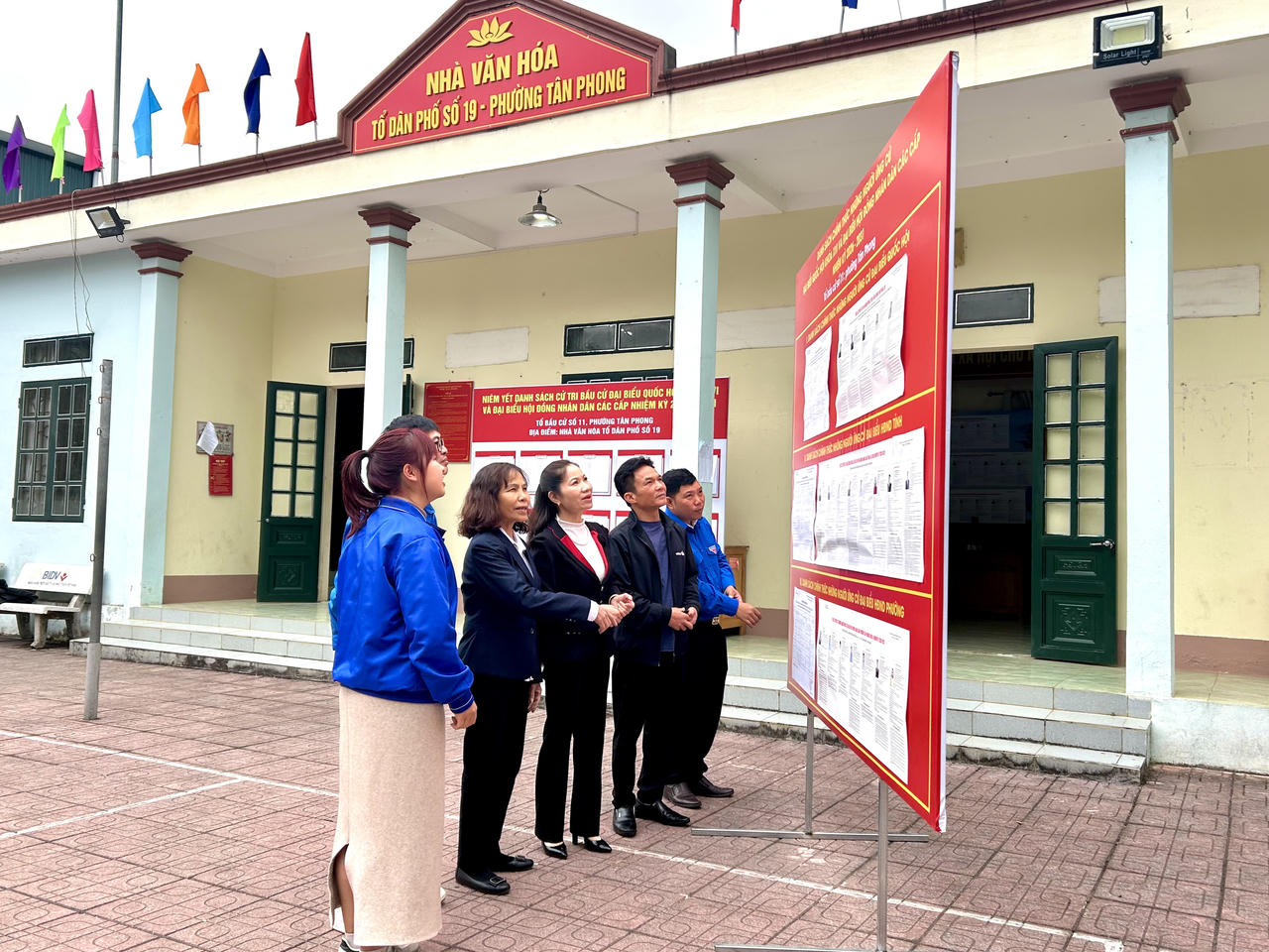 Danh sách, tiểu sử và chương trình hành động của các ứng cử viên cũng được niêm yết công khai để người dân dễ dàng theo dõi, tìm hiểu trước ngày bỏ phiếu.